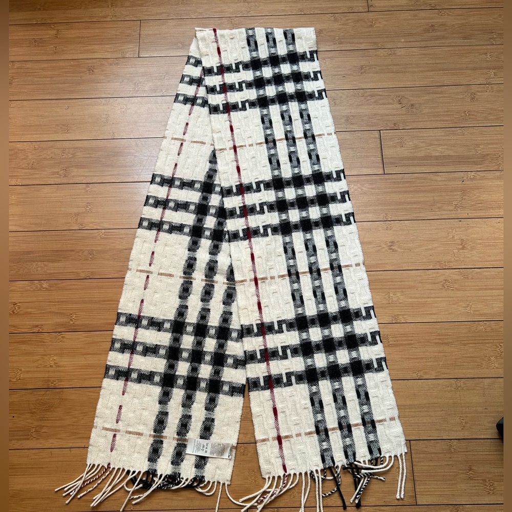 BURBERRY Iconic Check Texture Scarf Unisex